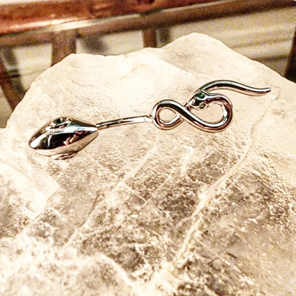 💎 NEW 925 Silver Snake Belly Ring with Emerald Accents 💎